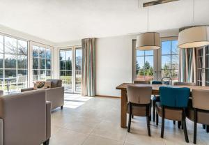 een eetkamer met een tafel en stoelen bij Camping 2000 - Vakantiewoning XL in Osečná