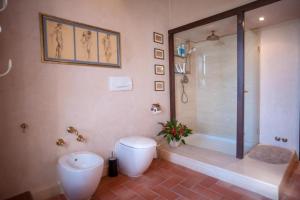 een badkamer met een douche, een toilet en een bad bij Villa Marinsky Pietrasanta in Pietrasanta