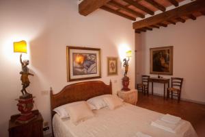 een slaapkamer met een bed en een tafel erin bij Villa Marinsky Pietrasanta in Pietrasanta +21 foto's