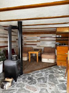 een woonkamer met een houtkachel en een tafel bij Villa Alpi in Nižepole