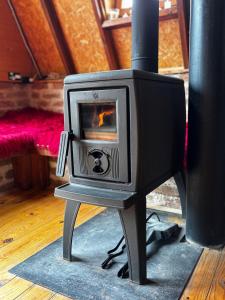 een tv op een tafel met een open haard bij Villa Alpi in Nižepole