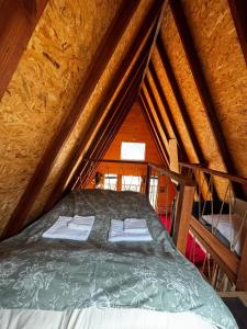een bed in het midden van een zolder bij Villa Alpi in Nižepole +27 foto's
