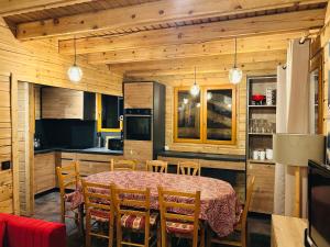 a kitchen and dining room with a table and chairs at Chalet individuel 8 pers à Chatel Porte du soleil avec Jacuzzi exterieur in Châtel
