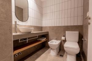 ein Badezimmer mit Toilette und Waschbecken in der Unterkunft Live Smart in Montevideo + 43 Fotos