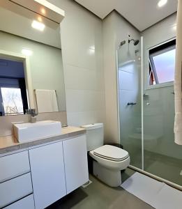 une salle de bain avec un lavabo et une douche dans l'établissement Apartamento Loft Gramado, à Gramado 26 autres photos