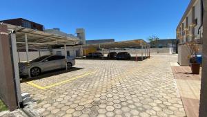 un parcheggio con auto parcheggiate in un garage di Prisma Plaza Hotel a Taubaté