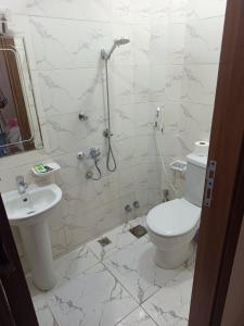 een badkamer met een douche, een toilet en een wastafel bij Calista Hotel in Caïro +24 foto's