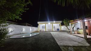 una casa con una tavola da surf nel vialetto di notte di Urban Executive Residence a Itaguaí