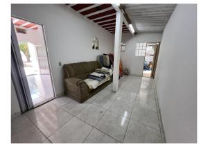 un soggiorno con divano su un pavimento piastrellato di Urban Executive Residence a Itaguaí