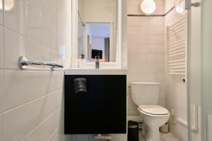een witte badkamer met een toilet en een wastafel bij Studio Vauban, Lille in Lille