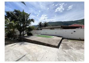 un patio con un cerchio verde al centro di un edificio di Urban Executive Residence a Itaguaí