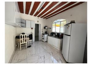 una cucina con un frigorifero e un tavolo di Urban Executive Residence a Itaguaí