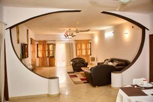 ParakouRésidences Fifamè的有两把椅子和一张沙发的客厅