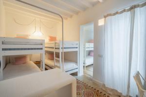 Ένα ή περισσότερα κρεβάτια σε δωμάτιο στο LLONGA'S Hostel +93 φωτογραφίες