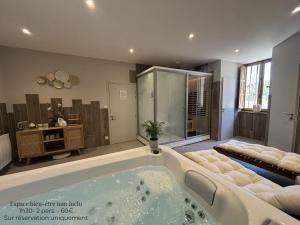 En eller flere senge i et værelse på Mesnil Montrivaut