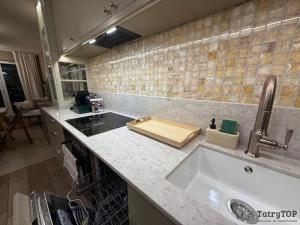 Et badeværelse på TatryTop Apartament Szałwiowy