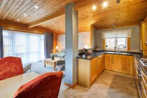 Køkken eller tekøkken på Host & Stay - Cairnswood Lodge