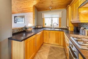 Køkken eller tekøkken på Host & Stay - Cairnswood Lodge + 13 billeder