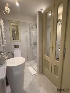 Et badeværelse på TatryTop Apartament Szałwiowy