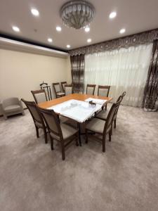 乌尔根奇Khorezm Palace Hotel的一间配有木桌和椅子的会议室