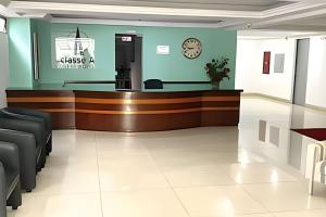 una zona di attesa in un ufficio dentistico con bancone di Classe A a Viçosa