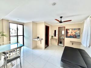 un soggiorno con tavolo da pranzo e ventilatore a soffitto di Classe A a Viçosa