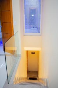 einen Aufzug in einem Gebäude mit Fenster in der Unterkunft Pousada Olimpo in Ananindeua