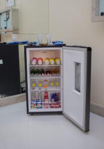 ein kleiner Kühlschrank mit Getränken in der Unterkunft Pousada Olimpo in Ananindeua