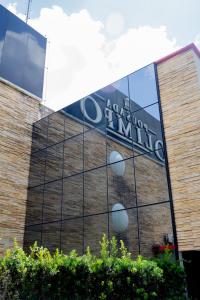 ein Gebäude mit einem Schild an der Seite in der Unterkunft Pousada Olimpo in Ananindeua + 5 Fotos