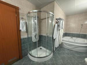 乌尔根奇Khorezm Palace Hotel的带淋浴、浴缸和水槽的浴室 更多22张照片