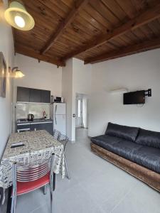 ein Wohnzimmer mit einem Tisch und einem Sofa in der Unterkunft Apart Altos de Monte Hermoso in Monte Hermoso