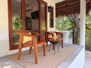 due sedie e un tavolo su un portico di Mikasa Bacalar Hotel Boutique, Lagoon Front a Bacalar