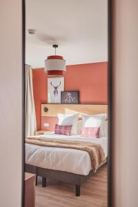 En eller flere senge i et værelse på Hotel L'Ecrin Blanc by Odalys + 153 billeder