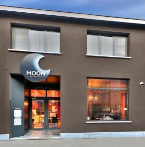 Certificato, attestato, insegna o altro documento esposto da Hotel Moon