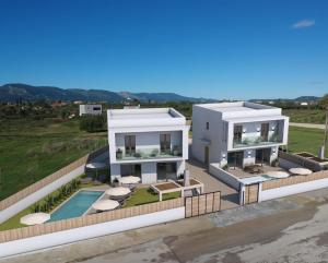 een weergave van een huis met zwembad bij Villa Lux Stana in Zakynthos