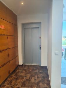 an empty hallway with a door in a building at Beach Hub in São Martinho do Porto
