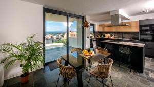 Køkken eller tekøkken på Luxury villa Mar with infinity pool in Rab