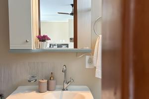 a bathroom with a sink and a mirror at Classe A in Viçosa