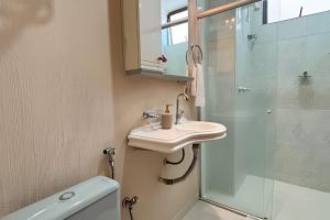 a bathroom with a sink and a shower at Classe A in Viçosa +94 photos