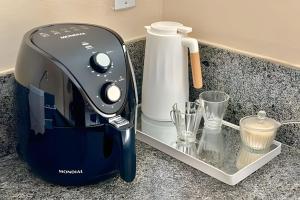 un tostapane seduto su un bancone accanto a un frullatore di Classe A a Viçosa