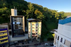 una vista panoramica di due edifici in una città di Classe A a Viçosa