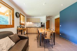 Køkken eller tekøkken på Chalet Belle Etoile Val de Tamié