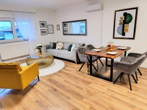 un salon avec une table et un canapé dans l'établissement Apartmani Jasmina 2, à Bihać 24 autres photos