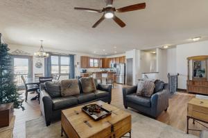 un soggiorno con un divano e un tavolo di Silver Sage Sanctuary a Granby