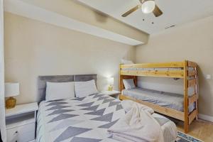 una camera con un letto e un letto a castello di Silver Sage Sanctuary a Granby