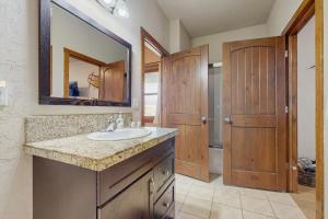 un bagno con lavandino e specchio di Silver Sage Sanctuary a Granby Altre 16 foto