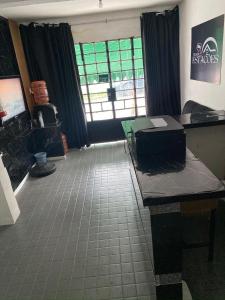 een wachtkamer met een bureau en een raam bij Pousada 4 Estações in Maceió