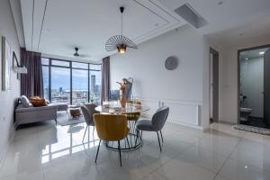 een eetkamer en woonkamer met een tafel en stoelen bij Beacon Executive Suite by NGN - Georgetown Penang in George Town