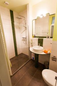 ein Badezimmer mit Dusche und Waschbecken in der Unterkunft Vollumen Business-Juniorsuite in Redwitz an der Rodach + 2 Fotos