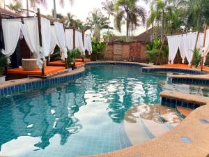 Swimmingpoolen hos eller tæt på Dewata wellness sauna